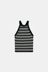 Top negro de tejido de punto, con cuello halter y corte ajustado.