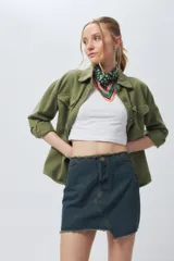 Minifalda de jean azul oscuro con corte asimétrico en el frente y deflecado tanto en la cintura como en el ruedo.