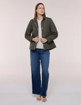 Campera capitoneada verde militar de la línea Weatherproof, con diseño a rombos, cuello alto mao, cierre frontal con cremallera y botones a presión dorados, bolsillos frontales con solapa y trabas de ajuste en la cintura.