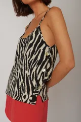 Short rojo con cintura elastizada en la parte trasera y detalle de tajos en el ruedo.