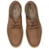 Zapato casual tipo náutico de cuero marrón con cordones, suela de goma blanca y detalle de logo de la marca grabado en el lateral.