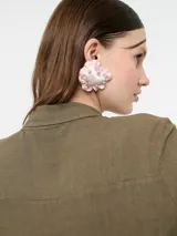 Vestido camisero largo color rojo, confeccionado en lino y viscosa, con cartera de botones delanteros centrales y bolsillo delantero superior con terminación de galón metalizado.