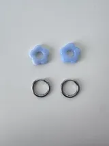 Aros de acero quirúrgico argolla con dije colgante en forma de flor de resina color gris marmoleado.