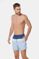 Short de baño de microfibra de secado rápido con diseño a rayas en tonos azul, celeste y rosado, con cintura elástica y cordón ajustable.
