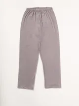 Pijama de dos piezas color rosa pálido, confeccionado en terciopelo. La camisa es de manga larga con botones frontales y bolsillo en el pecho. El pantalón es de corte recto con cintura elástica.