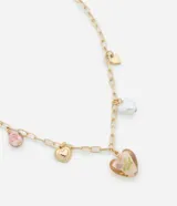 Collar corto dorado con dijes colgantes en forma de corazón, perla y cuentas con diseño floral.