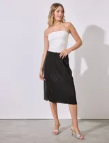 Falda midi plisada color celeste, de satén, con pretina elastizada.