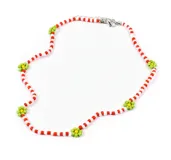 Collar corto de cuentas rojas y blancas alternadas, con flores verdes y centro amarillo.