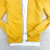 Campera bomber amarilla con cierre frontal y logo bordado en el pecho.