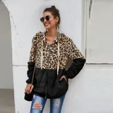 Campera tipo polar con cierre frontal, diseño combinado con estampado animal print en la parte superior y color negro liso en la parte inferior. Cuenta con capucha con cordones ajustables y dos bolsillos frontales.