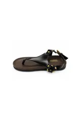 Sandalias planas Daniel Cassin modelo Bulu, color marrón, tipo dedo con tira en forma de T, hebilla metálica dorada de ajuste en el lateral y tira en el talón.