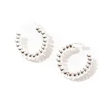 Par de aros plateados tipo argolla con diseño de esferas.