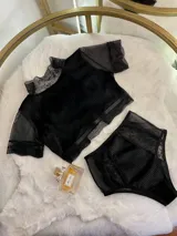 Conjunto de lencería compuesto por un top de cuello alto con mangas cortas y una bombacha de tiro alto. Ambas piezas combinan paneles de terciopelo, microtul transparente y detalles de encaje elastizado.