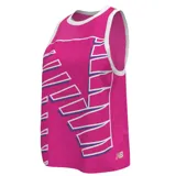 Musculosa deportiva fucsia con cuello y sisas en blanco. Estampado geométrico en el frente con líneas blancas y violetas.