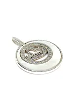 Dije redondo plateado con centro de nácar, borde de circonias y la palabra 'Mamá' en letra cursiva dentro de un corazón con circonias.