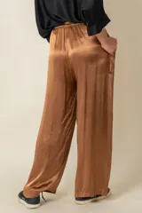 Pantalón palazzo color crudo de viscosa brillante, con elástico y cordón en la cintura y bolsillos laterales.