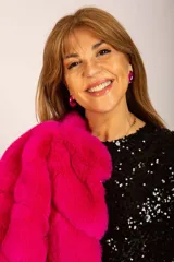 Aros tipo argolla fucsia con forma de gota.