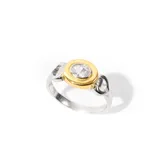 Anillo de plata 925 enchapada en rodio y oro, con zirconia engarzada en bisel dorado.