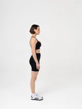 Short tipo biker de tiro alto, confeccionado en tejido elástico de color negro, con ajuste ceñido al cuerpo.