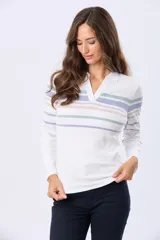 Remera polo de manga larga color beige con rayas horizontales en tonos rosa, blanco y celeste.