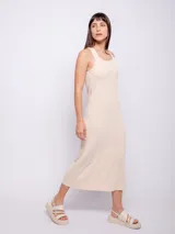 Vestido largo de tejido de punto negro, sin mangas, con escote redondo y detalle de nudo en la espalda.