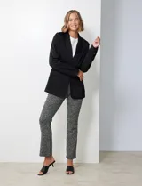 Blazer negro de satén con cuello con solapa, abertura con botón, bolsillos ojal simulados y solapa, manga larga y puño con botón.