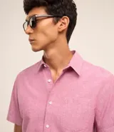 Camisa de hombre, corte regular, color rosado con textura jaspeada, cuello inglés, manga corta, bolsillo en el pecho y abotonadura frontal.