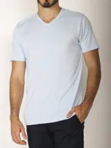 Remera gris de manga corta con escote en V, confeccionada en 100% algodón.