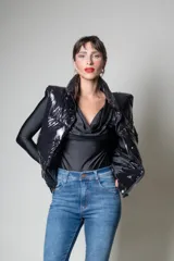 Chaleco negro puffer con cuello alto y cierre frontal con cremallera.