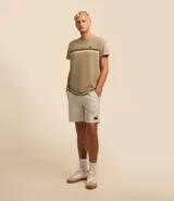 Bermuda texturizada color beige, con cintura elástica ajustable con cordón, bolsillos laterales y etiqueta de marca en el ruedo. Confeccionada en algodón y poliéster.