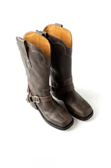 Bota texana marrón de cuero con estribo, caña alta y puntera cuadrada.