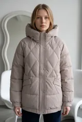 Campera acolchada color beige con diseño de rombos, capucha integrada, cierre frontal con botones a presión y bolsillos laterales.