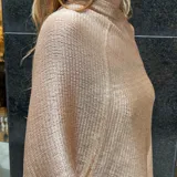 Capa de lurex color negro, talle único.