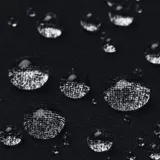 Campera blanca con capucha, cierre frontal completo y logo Under Armour en el pecho.