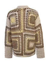 Sweater de crochet marca RKF modelo Luniva, confeccionado con mezcla de algodón orgánico, acrílico y lino orgánico. Presenta diseño de patrones artesanales en tonos naturales, cuello redondo, manga larga y cierre frontal.