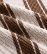 Remera de punto de manga corta con cuello redondo y diseño de rayas horizontales en tonos beige y marrón.