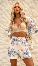 Short de tiro alto con estampado floral en tonos azules y violetas.