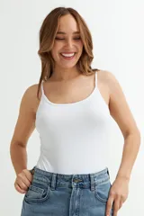 Body color beige con breteles finos.