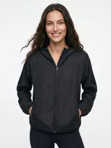 Campera negra de tejido liviano con capucha, cierre frontal completo y bolsillos laterales, ideal para actividades deportivas.