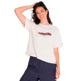 Remera de corte boxy y ajuste holgado, color vainilla, con cuello redondo y mangas cortas. Presenta un diseño gráfico bordado en el pecho con el nombre de la marca en letras rojas con borde negro.