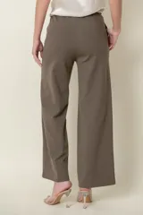 Pantalón negro de corte recto, confeccionado en algodón y elastano. Presenta bolsillos laterales y cintura elastizada.