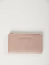 Billetera rectangular de cuero sintético color lila, con cierre superior y placa metálica con el logo de la marca en el frente.