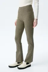 Pantalón acampanado con estampado a cuadros en tonos mostaza y negro, de tiro alto y corte ajustado.