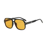 Lentes de sol tipo aviador con armazón negro de diseño cuadrado y doble puente, con cristales en tono amarillo.
