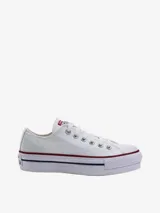 Championes Converse modelo Chuck Taylor All Star Lift Ox, de corte bajo con plataforma. Confeccionados en lona blanca, cuentan con puntera de goma, cordones al tono y la clásica suela con franjas decorativas en rojo y azul.