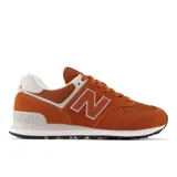 Championes New Balance 574 color naranja con detalles en blanco, confeccionados en gamuza y malla, con logo "N" característico en los laterales y entresuela ENCAP.