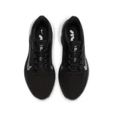 Championes Nike Air Winflo 9 para hombre, color negro con detalles en blanco y gris. Presentan una capellada de malla texturizada, logo Nike Swoosh en gris/azul claro con borde blanco, y una entresuela gruesa blanca con detalles negros.