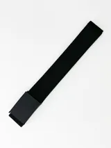 Cinturón de sarga marca Rusty, color negro, con hebilla metálica rectangular y puntera metálica grabada con el logo de la marca.