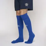Medias de fútbol Umbro azules con logo blanco en el frente.