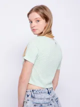 Top de manga corta con escote en V y fruncido ajustable con lazo en el centro, de tela texturizada con estampado de puntos pequeños.